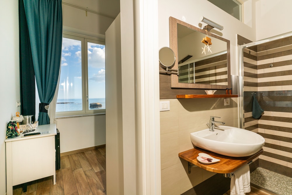 Premium Double Room, 1 Queen Bed with Sofa bed, Sea View, Sea Facing photo 3