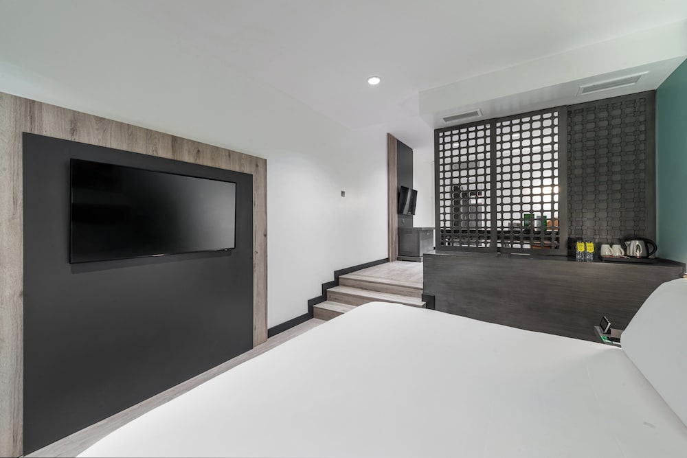 Suite, 1 Bedroom, Smoking - Photo 5
