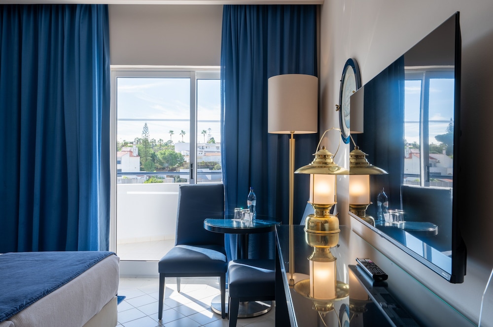 Family Room, Balcony (2 Adults + 2 Children) - Photo 7