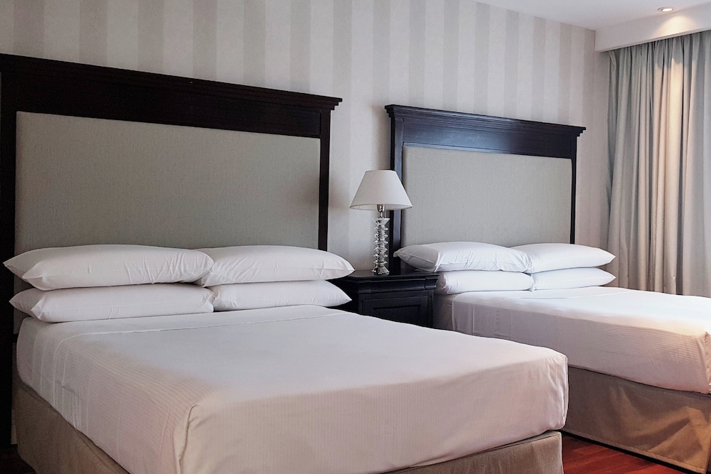 Classic Room, 2 Double Beds, Pool Access thumbnail 5