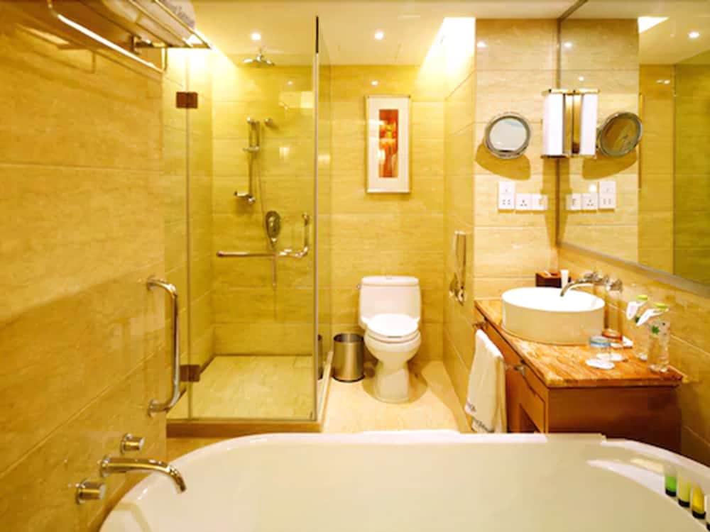 Deluxe Room, 1 King Bed, Non Smoking photo 3