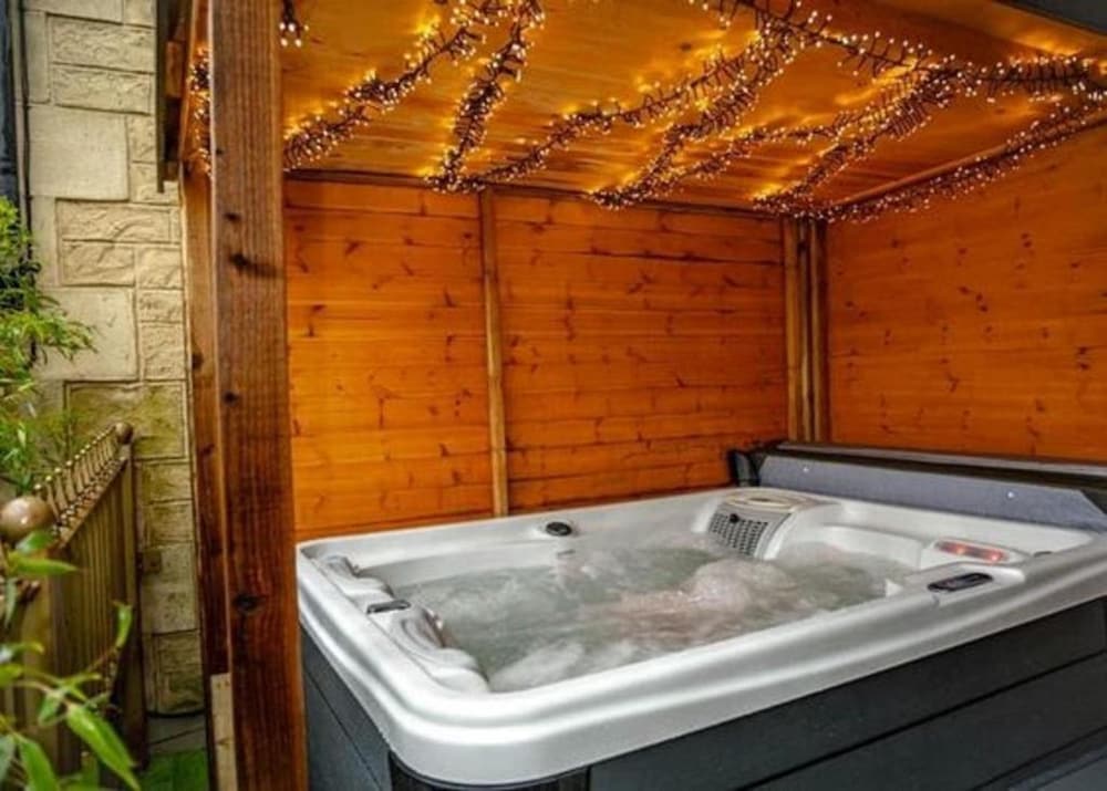 Eden Lodge - Hot Tub photo 3