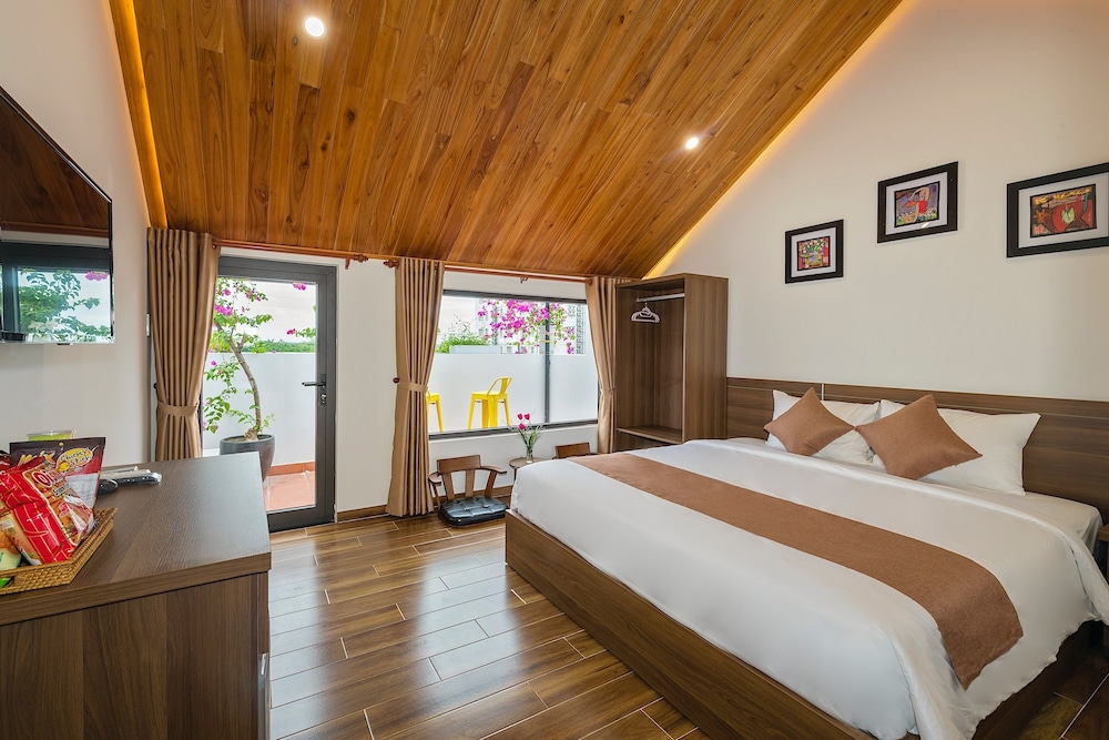 Deluxe Room, Balcony, City View - Photo 13
