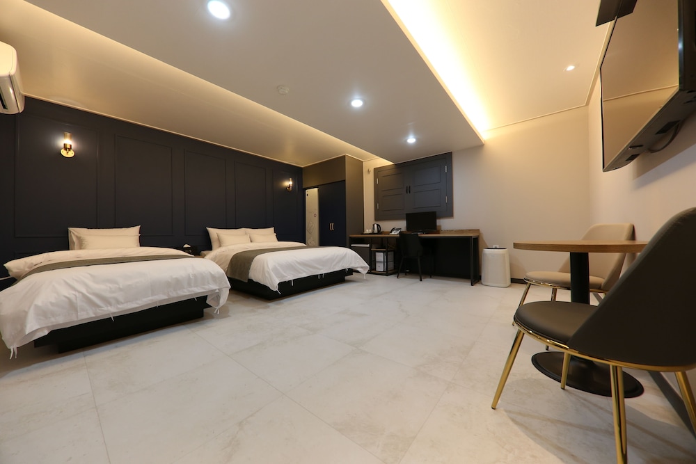 Suite (Styler Steam Clothing Care System) - Photo 1