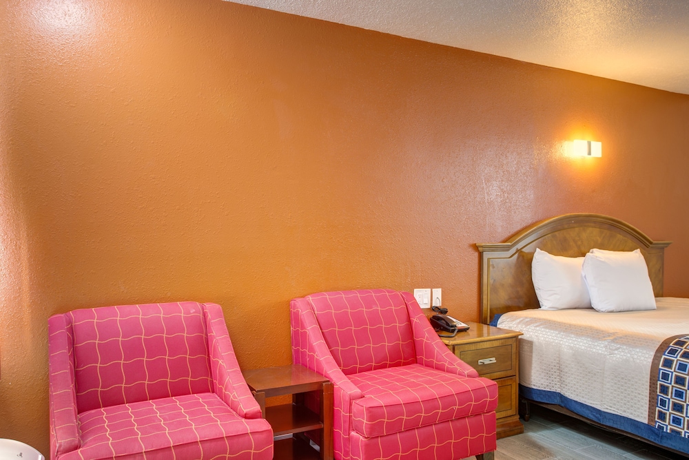 Standard Room, 1 Queen Bed, Non Smoking, Refrigerator & Microwave