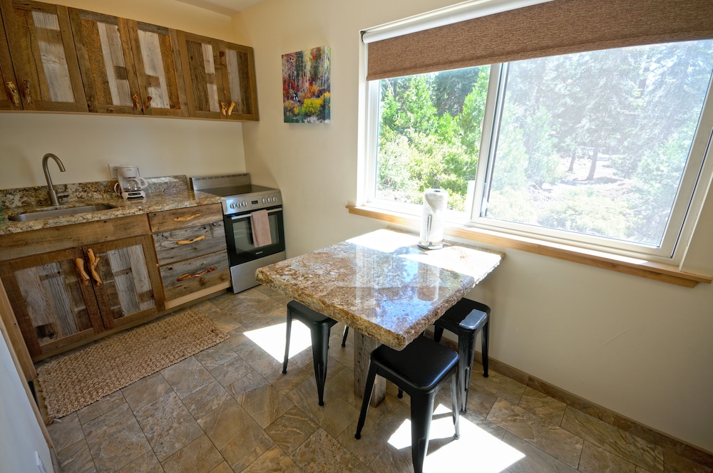 Deluxe Studio, 1 King Bed, Kitchen, Lake View photo 2