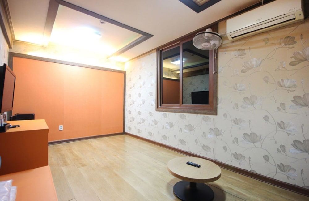 Traditional Room (Ondol) photo 2