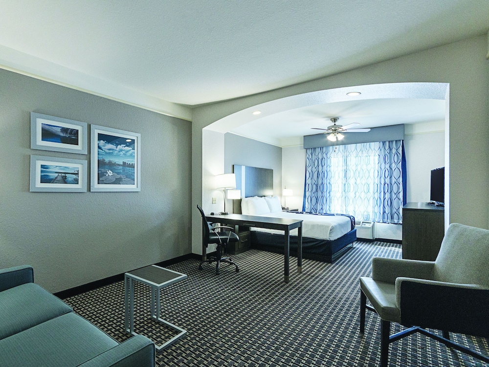 Suite, 1 King Bed, Non Smoking - Photo 2