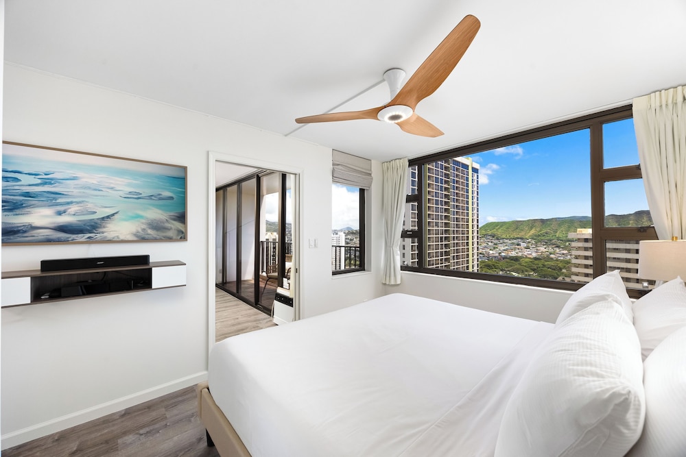 Premium Remodeled Condo with Ocean View and Parking: Premium Apartment, 1 King Bed with Sofa bed, Ocean View (WB 2713 T1) photo