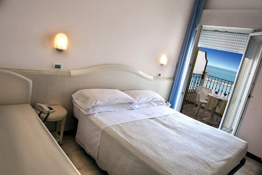 Classic Triple Room, Partial Sea View photo 1