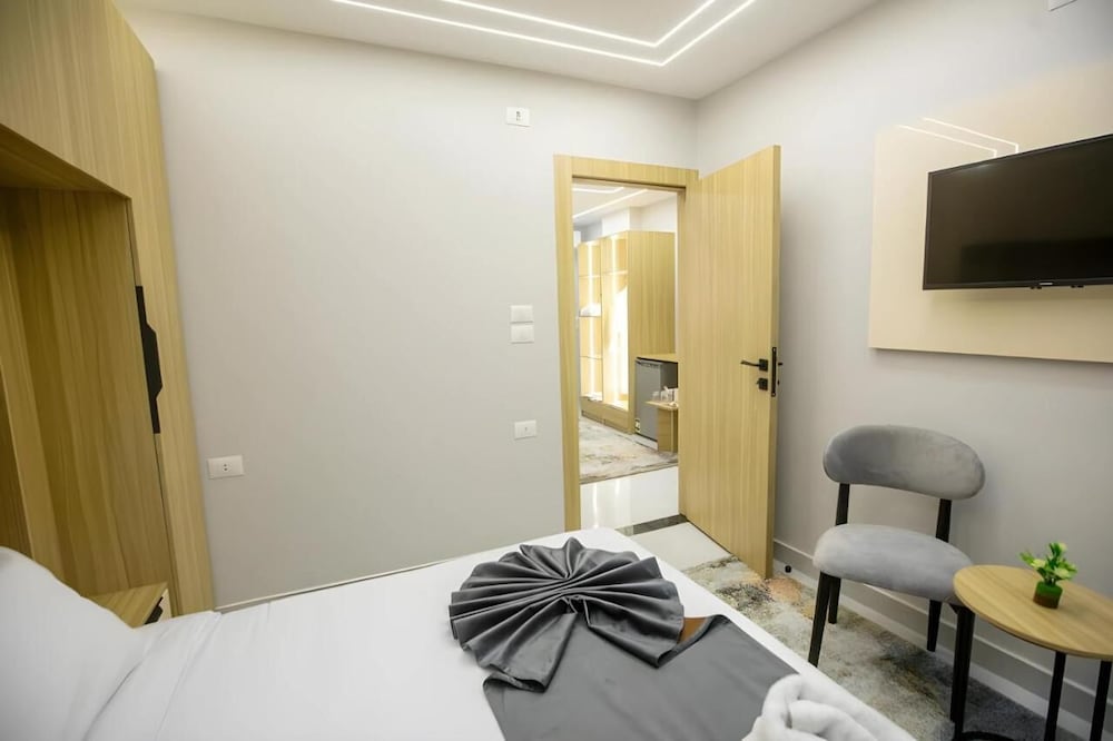 Deluxe Studio Suite, 4 Bedrooms
