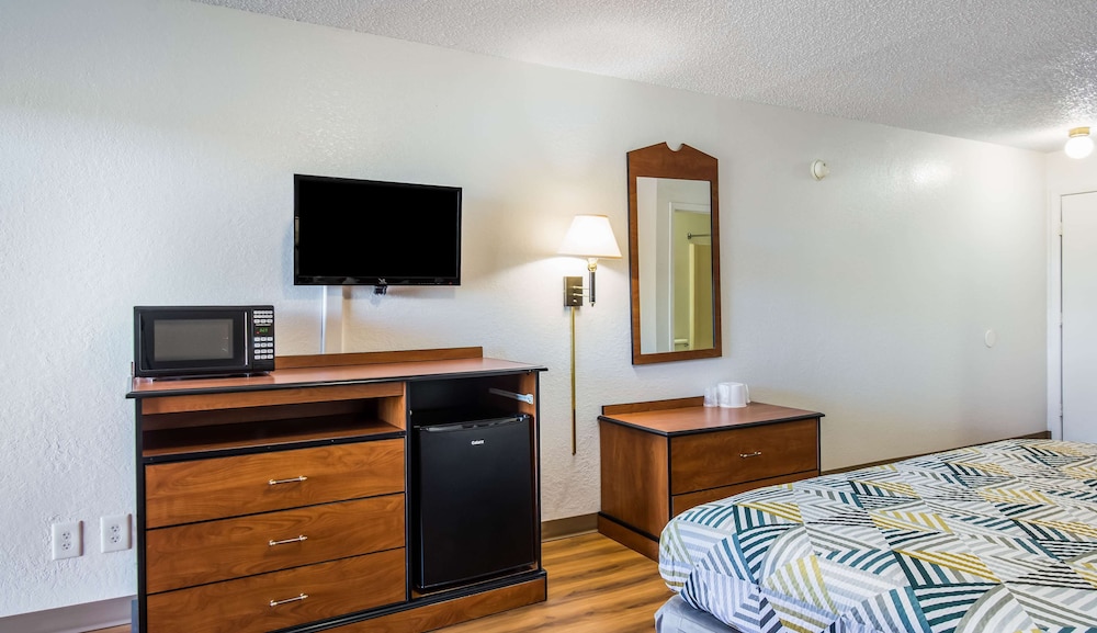 Deluxe Room, 1 King Bed, Smoking, Refrigerator & Microwave - Photo 3