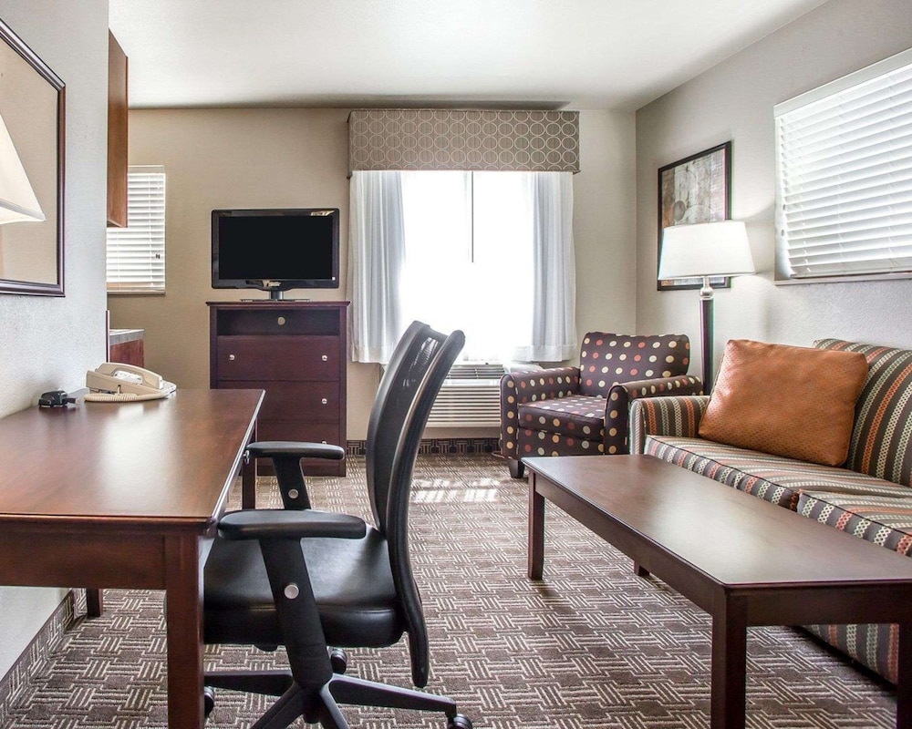 1 Bedroom Suite with Separate Bedroom and Living Area photo 3