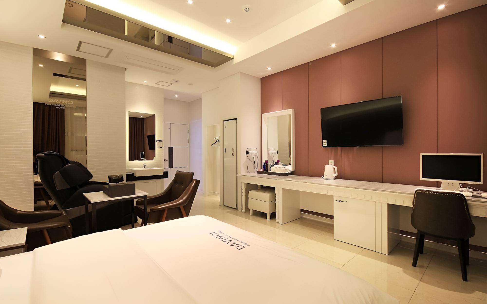 Room (Deluxe Massage Chair Styler-Breakfast) - Photo 1
