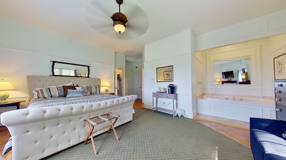 Luxury Room, 1 King Bed, Jetted Tub, Hill View