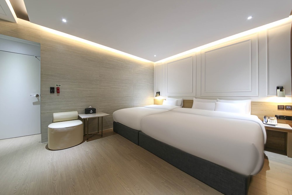 Premium Twin Room - Photo 4