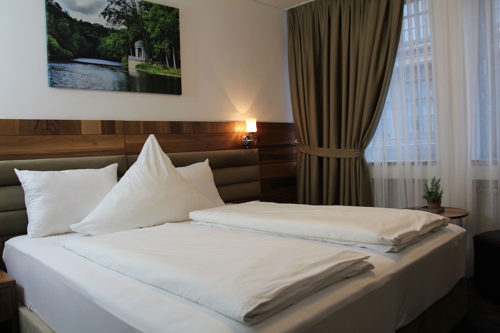 Standard Double or Twin Room, Ensuite photo 2