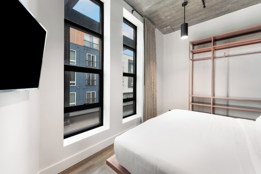Junior Suite, 1 King Bed, Kitchenette - Photo 3