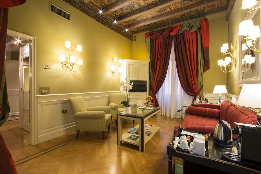 Deluxe Suite, 2 Bedrooms, Smoking - Photo 8