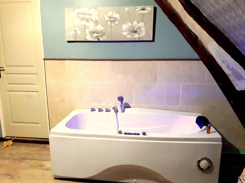 Deluxe Suite, 2 Bedrooms, Jetted Tub, Garden View photo 2