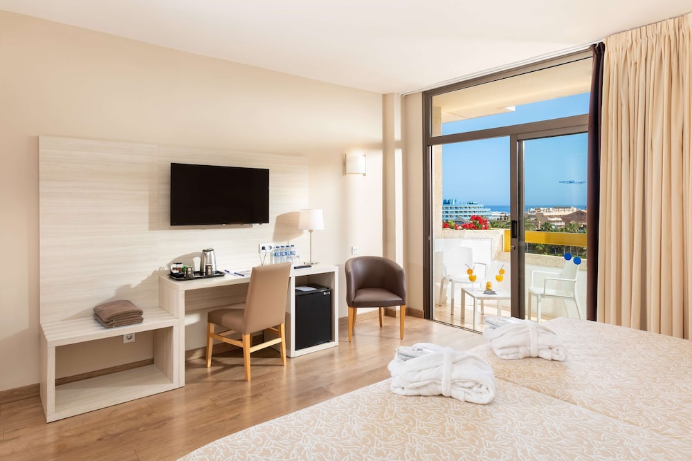Superior Room (2 adults + 1 child) photo 2