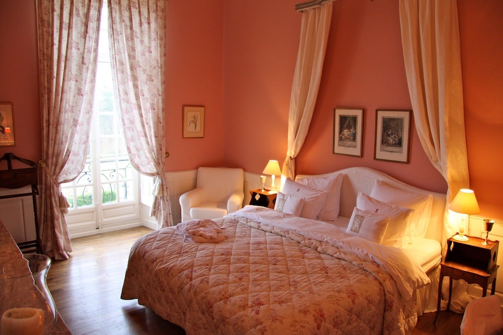 Deluxe Suite, 1 Bedroom, Fireplace, Garden View photo 2