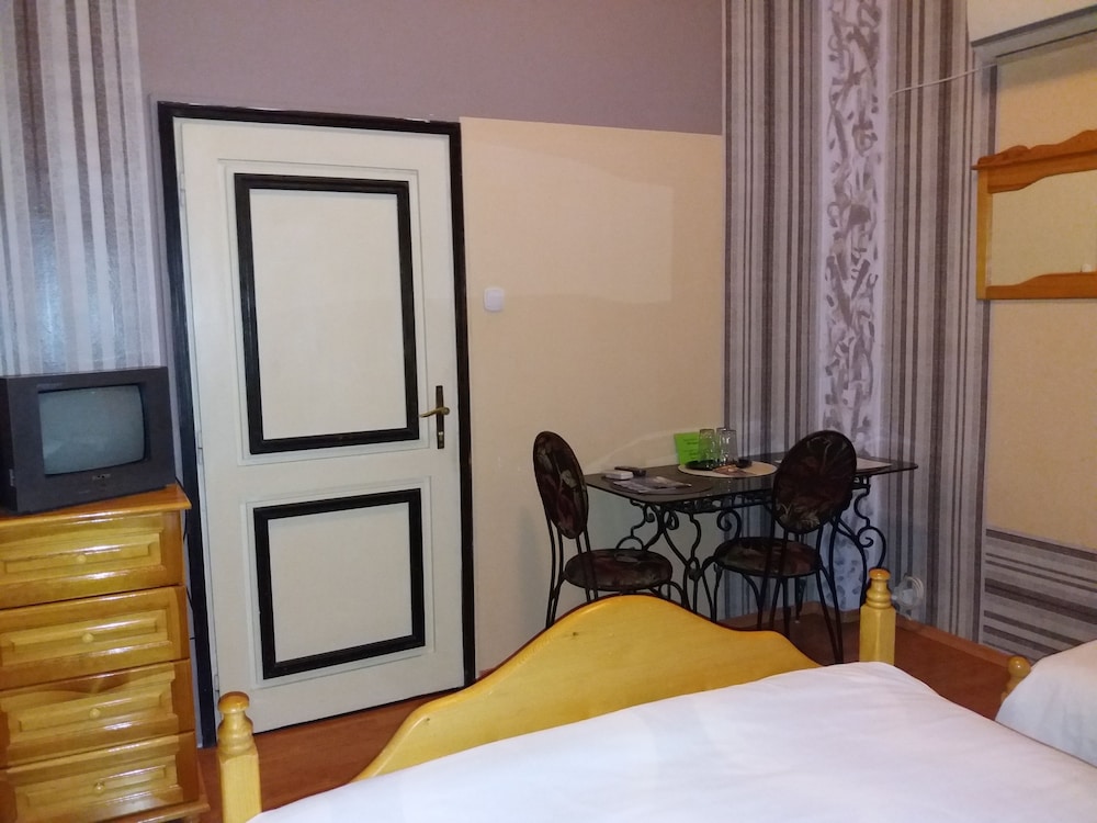 Classic Triple Room, 1 Bedroom photo 2