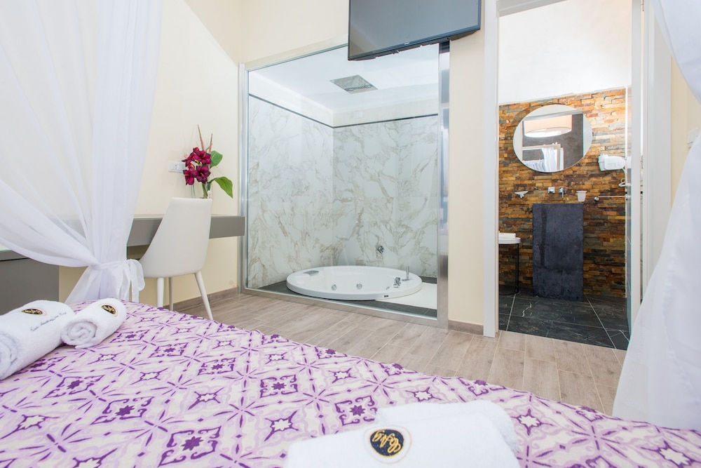 Exclusive Suite, 1 King Bed with Sofa bed, Courtyard View photo 3