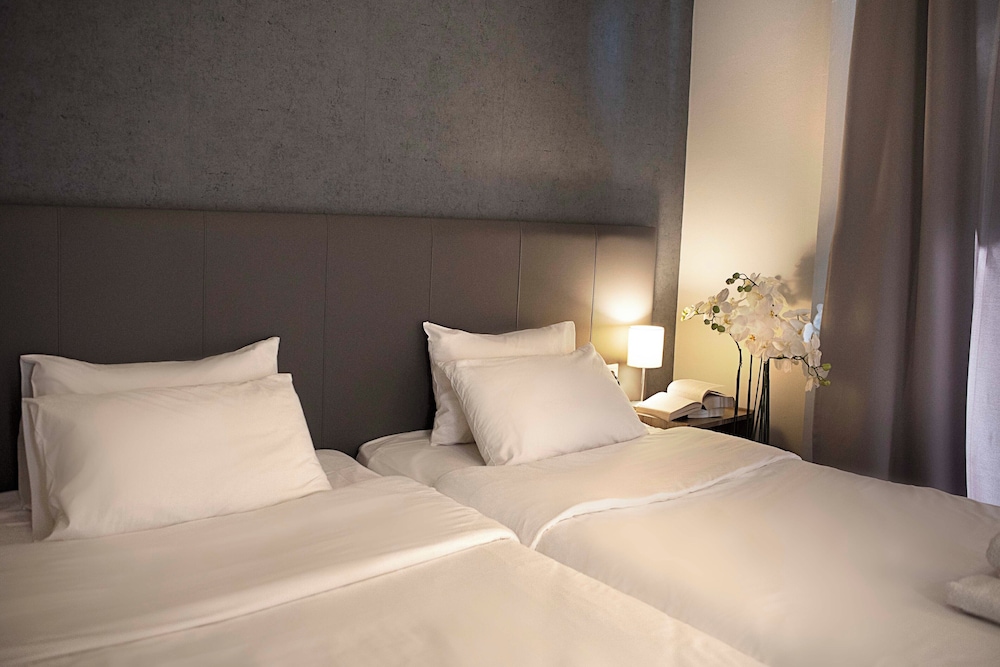 Double or Twin Room, Partial Sea View photo 2
