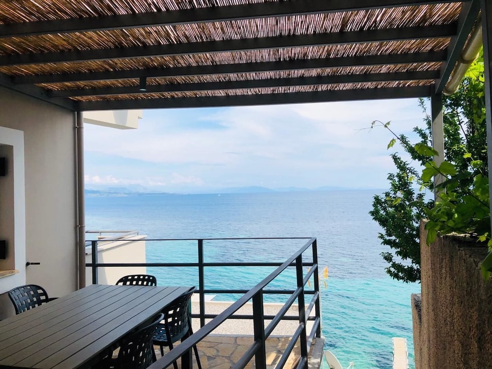 Villa, 5 Bedrooms, Beachfront - Photo 8
