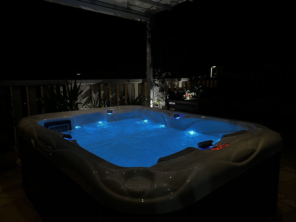 Exclusive Studio, Hot Tub, Partial Ocean View photo 2