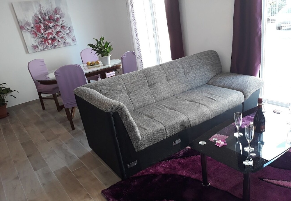 Apartment (MeMi - great location, modern & parki)