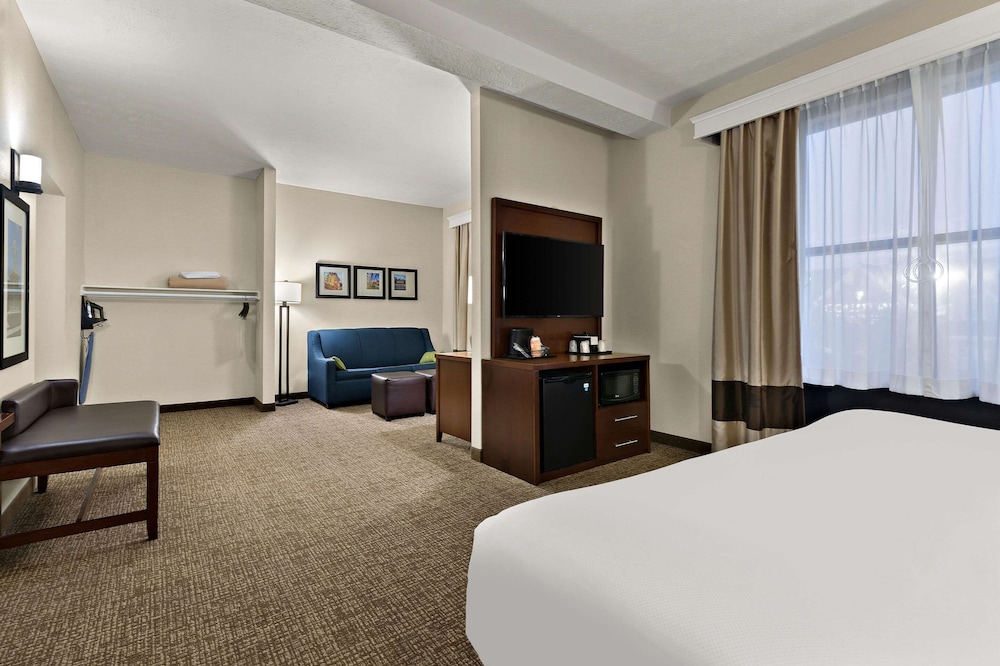 Suite, Accessible, Non Smoking - Photo 3
