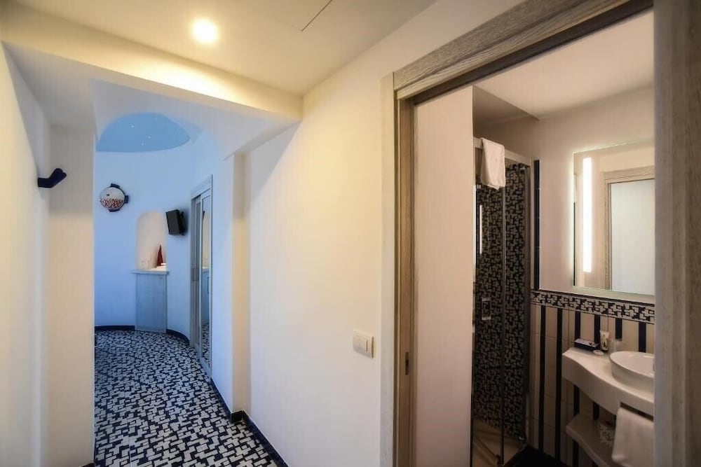 Queen Room with One Queen Bed (Non Smoking)