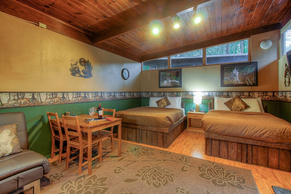 Wolf's Lair Cabin with Kitchenette (pets not allowed)