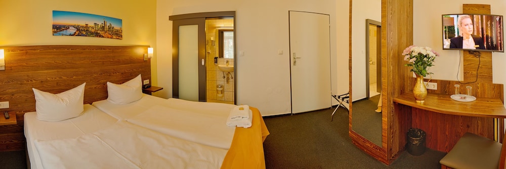 Twin Room - Photo 11