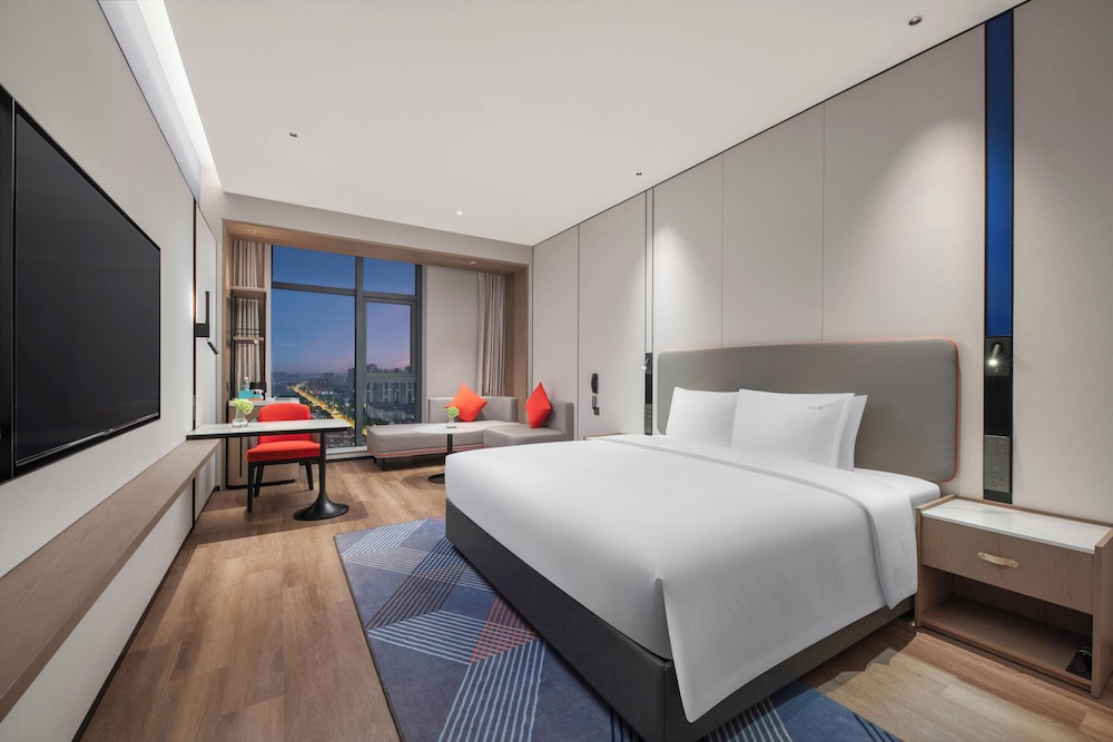 Standard Room, 1 King Bed (Extra Floor Space) photo 3