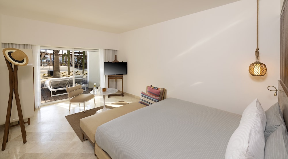 Superior Me+ With Social Hot Tub