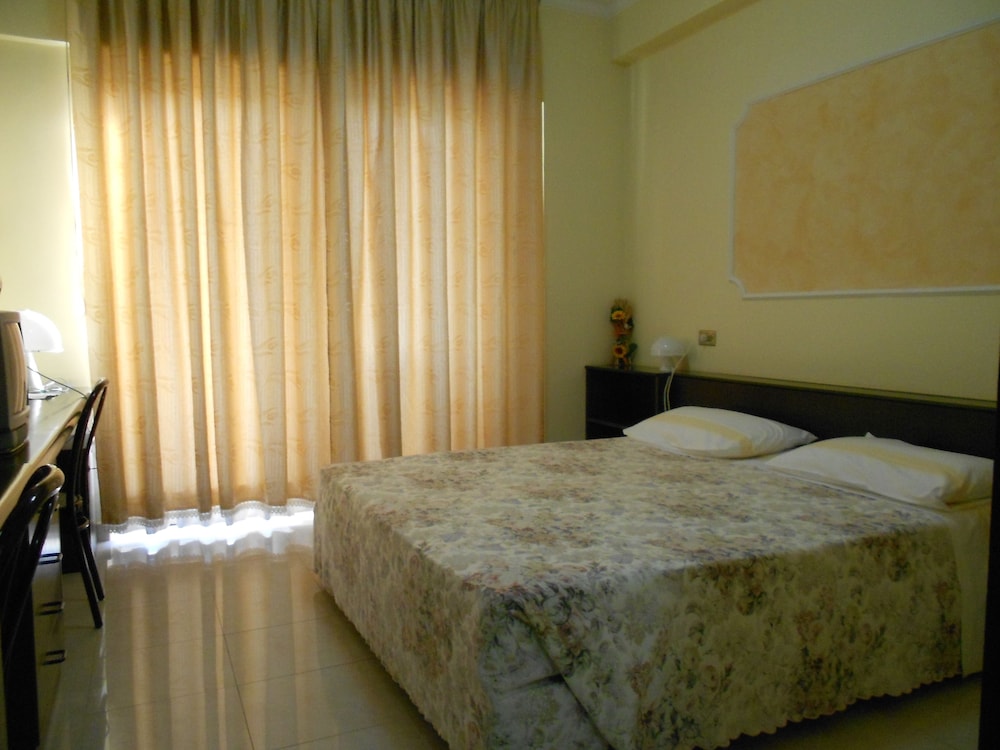 Basic Double Room Single Use, Lake View photo 2