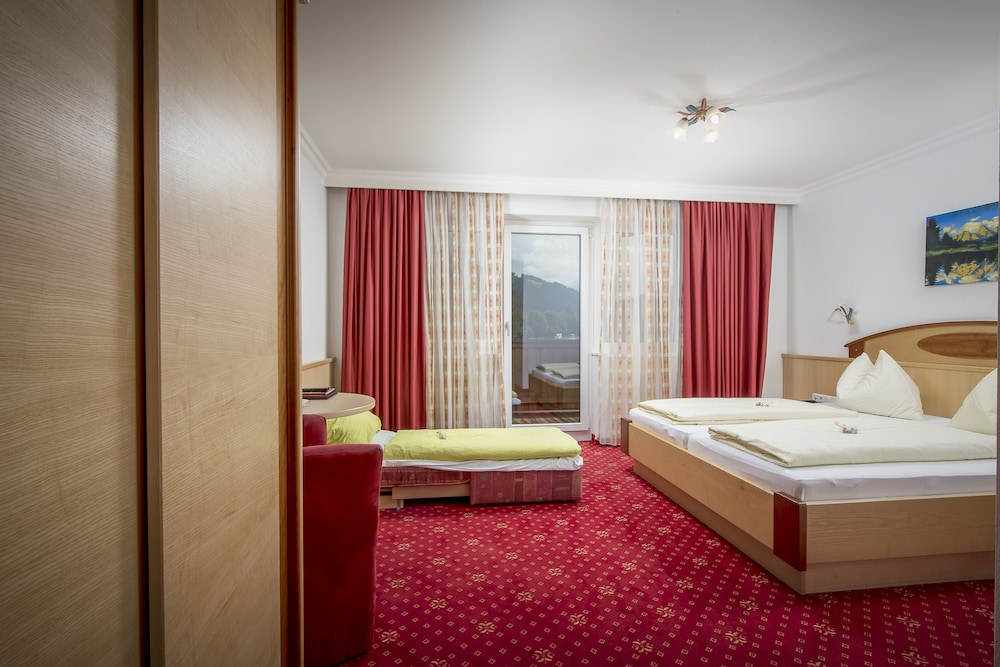 Family Triple Room, 1 Queen Bed with Sofa bed, Mountain View photo 1