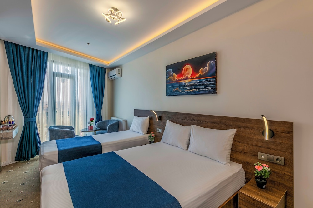 Deluxe Triple Room, City View photo 2