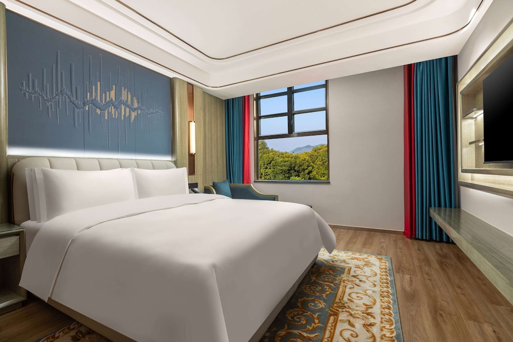 Suite, 1 King Bed, Non Smoking (Majhong) photo 1