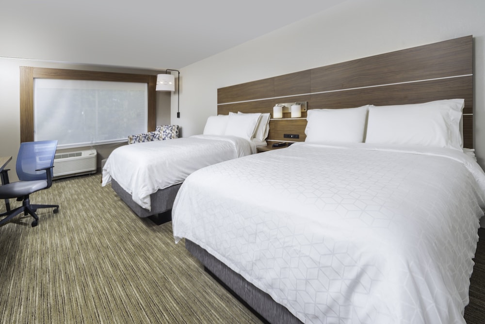 Standard Room, 2 Queen Beds, Accessible Bathtub (Mobility) - Photo 1