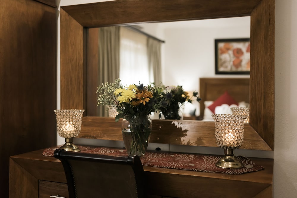Executive Suite - Photo 8