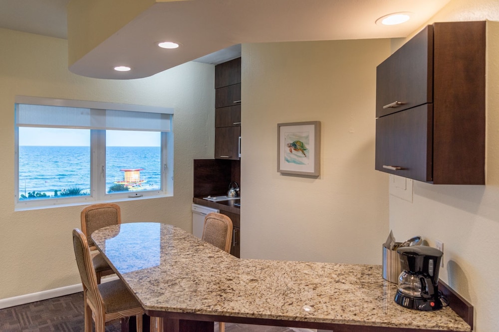Oceanfront Queen Suite - Photo 2