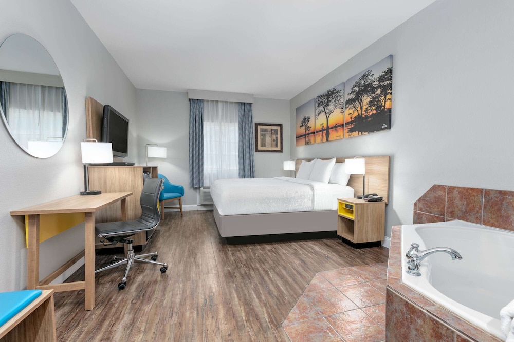 Deluxe Room, 1 King Bed, Non Smoking - Photo 1