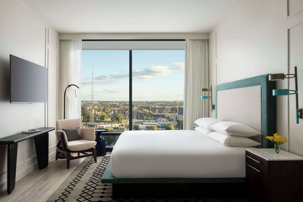Room, 1 King Bed, Bathtub (Accesible, Broadway View) - Photo 4