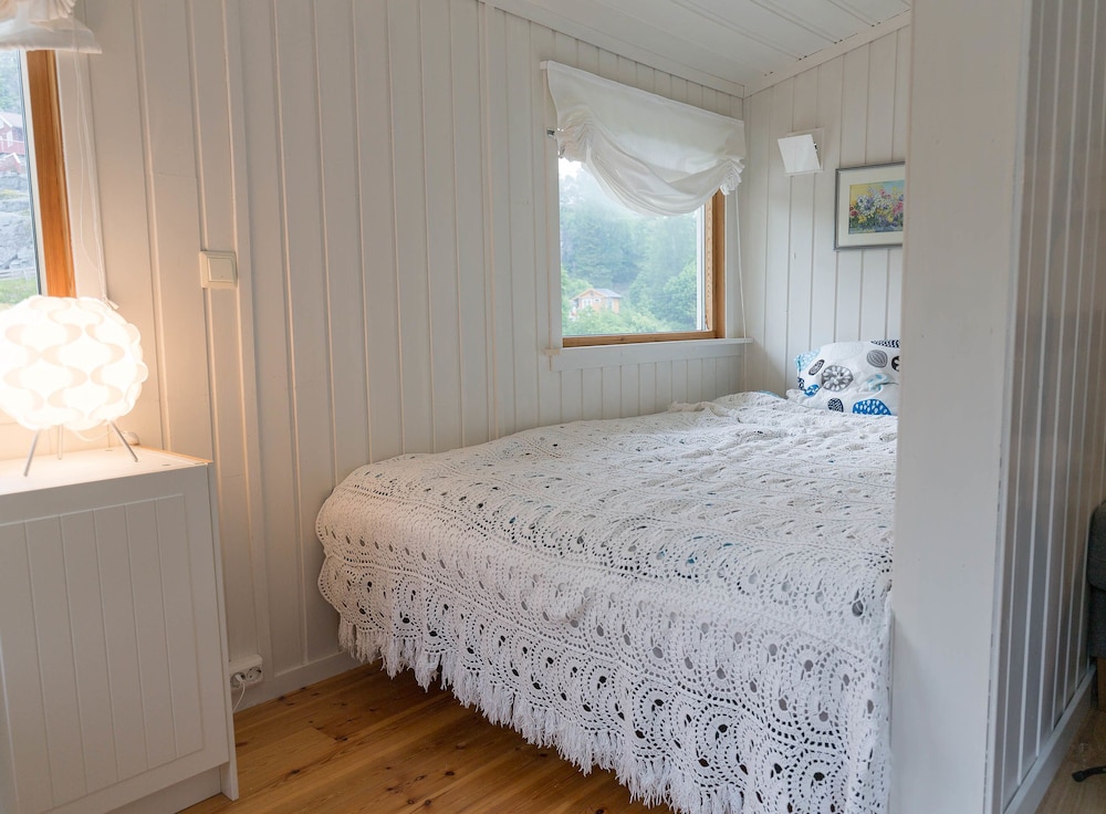 Cabin (2 bedrooms & sleeping alcove) photo 1