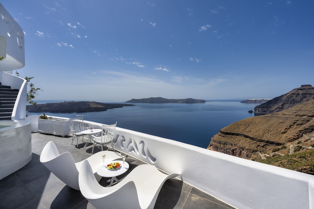 Superior Suite with Outdoor Jacuzzi - Photo 3