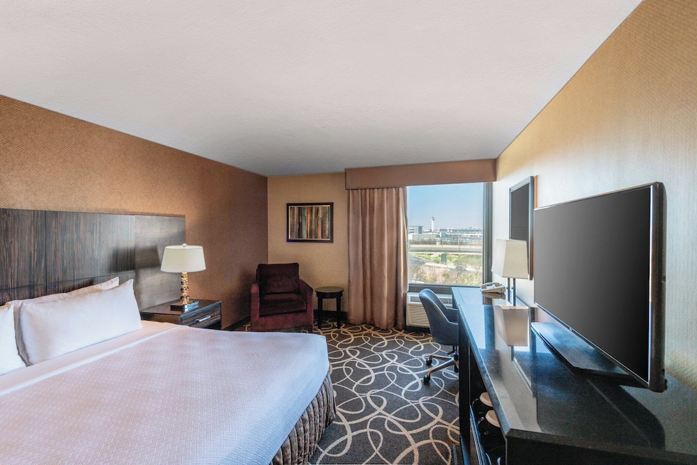 Standard Room, 1 King Bed, City View - Photo 9